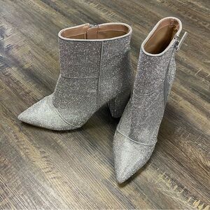 Steve Madden Shimmery Silver Ankle Booties Pointed Toe Holiday Ready Ladies‎ 11
